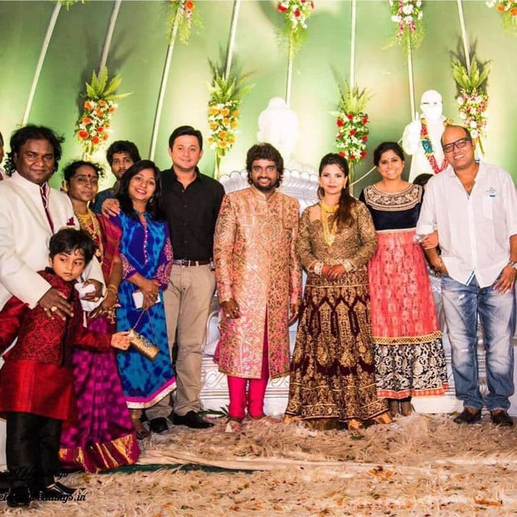 श्री. आणि सौ. आदर्श शिंदे कुटुंबियांसह