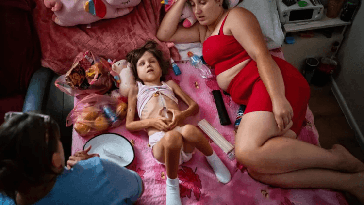 हा फोटो साक्ष आहे,युक्रेनच्या एका लहान मुलीची करुण कहाणीचा !