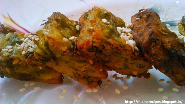 १. भाज्या आणि मिश्र पीठ वापरून कोथिंबीर वडीप्रमाणे वाफवून वडी अथवा बट्ट्या