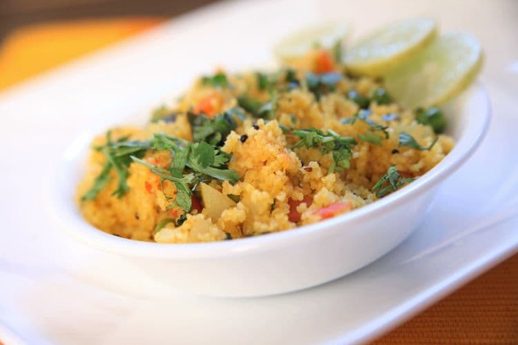 २१.ओले खोबरे मटार,मका,भाज्या हिरवी मिरची घालून फोडणीचा गव्हाचा दलिया