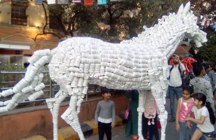 हिंगाच्या रिकाम्या बाटल्या वापरून बनवलेला घोडा