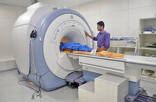 'एम आर आय' सेंटरमध्ये जाण्यापूर्वी या ५ गोष्टींची काळजी घेतलीच पाहिजे !!