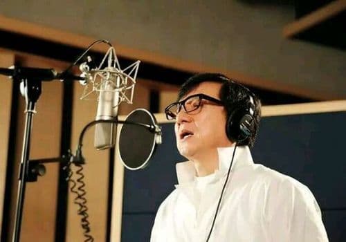 ७. जॅकी लहान असताना ऑपेरा सिंगिंग शिकला होता आणि त्यानं अशियातल्या ५ भाषांमध्ये २० हून अधिक आल्बम रिलीज केले आहेत.