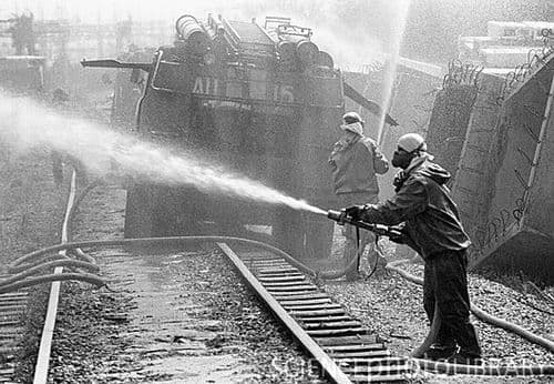 ४. आग विझवण्याचे प्रयत्न