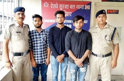 चालत्या रेल्वे समोर केला किकी डान्स....बदल्यात अशी शिक्षा मिळाली की तुम्ही विचारही केला नसेल !!