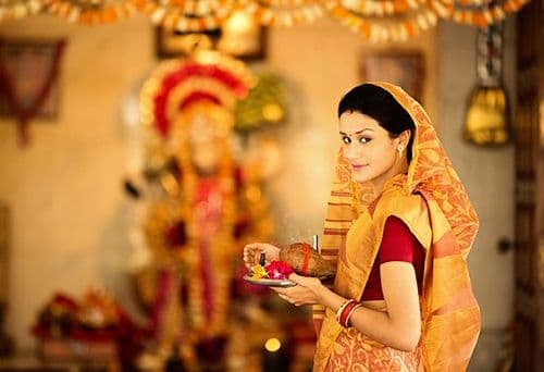 २. मासिक पाळी आलेल्या बाईने देवघरात आणि मंदिरात तर पाय मुळीच टाकायचा नाही