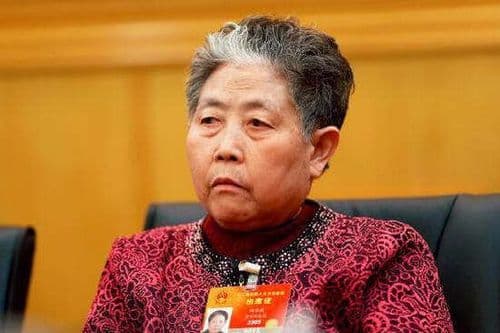 ६. नूडल्सपेक्षा चिली सॉस विकून काकू चीनमधल्या अतिश्रीमंत लोकांच्या फोर्ब्जच्या यादीत झळकल्या