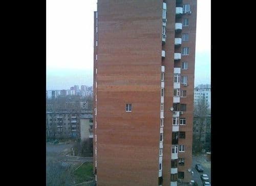 १) खिडकीला वाळीत टाकलंय.