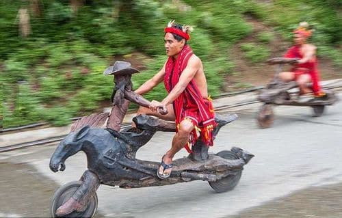 फिलिपाईन्सच्या आदिवासी जमातीने हार्ले-डेव्हिडसनला लाजवेल अशी चक्क 'लाकडी बाईक' तयार केली आहे !!