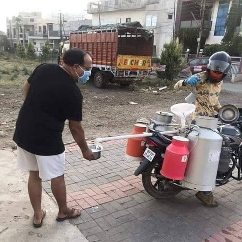 सोशल डिस्टंसिंग पाळण्यासाठी दुध विक्रेत्याने काय शक्कल लढवली पाहा !!