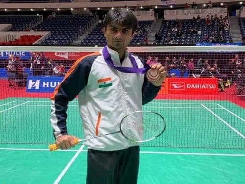 कलेक्टर ते बॅडमिंटन खेळाडू... पॅरालिम्पिकमध्ये सहभागी होणारा आयएएस अधिकारी!!