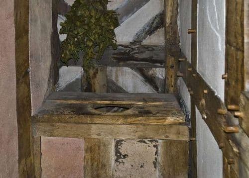 १५-१६व्या शतकातील कमोड