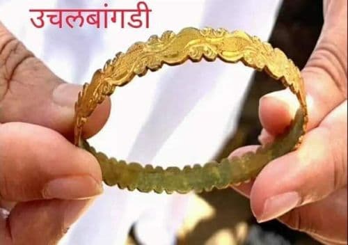 उचलबांगडी करणे म्हणजे एखाद्याची रवानगी करणे, एखाद्याला कामावरून काढून टाकणं..पण हा फोटो किती सहज अर्थ काढतोय पाहा.