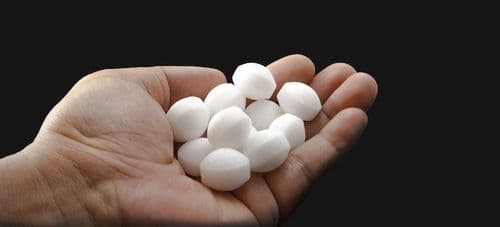 डांबराच्या गोळ्या कशापासून बनवतात?