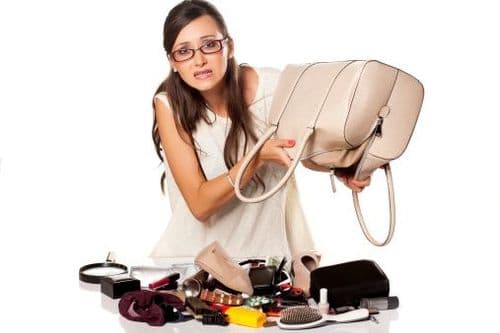 १. हॅण्डबॅगमधलं सामान कमी करा..