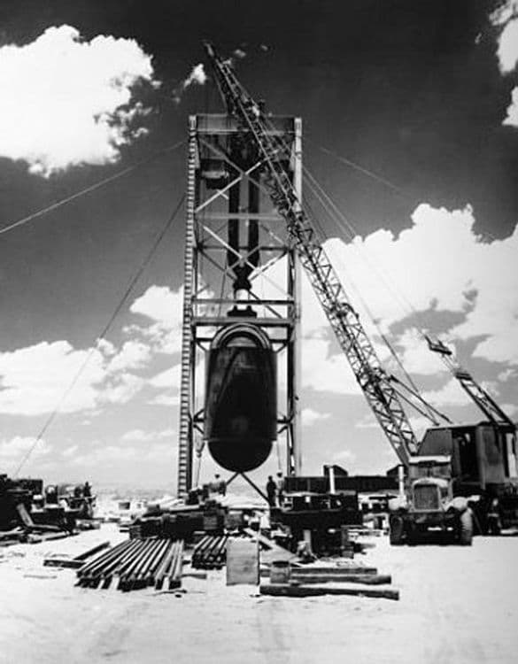 बॉम्ब बसवलेला लोखंडी टॉवर..