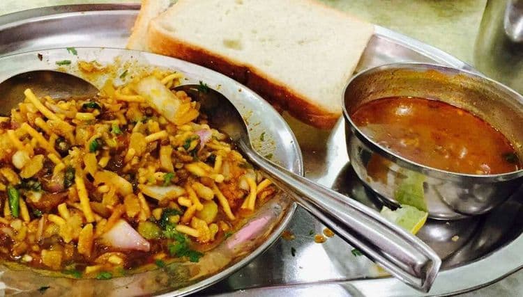 ३. बेडेकर मिसळ