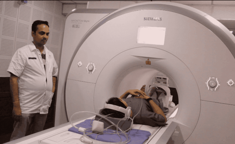 ४. कानात बोळे आणि डोळे बंद