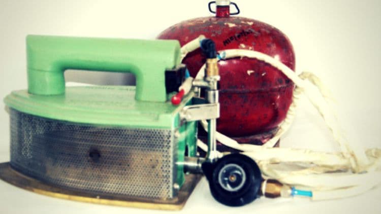 ५. गॅसवर चालणारा इस्त्री