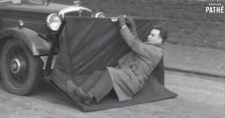 १५. गाडीच्या मध्ये येणाऱ्याला वाचवणारा फावडा