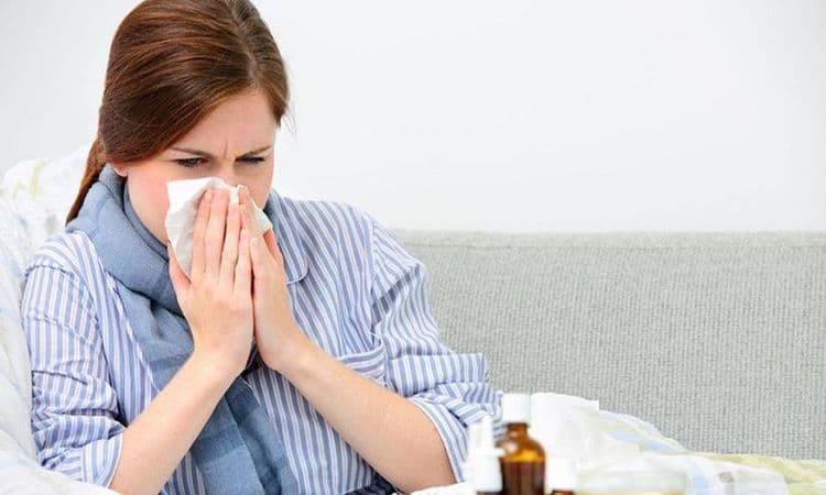 ५. पावसात भिजून घरी आल्यावर सर्दी पडसे अचानक जोर धरते. अशा वेळी वाफारा घेण्यासाठी मेन्थॉल असलेली लिक्वीड, इनहेलर, Cetirizine किंवा Allegra या गोळ्यांची एखादी स्ट्रीप घरी असावी.