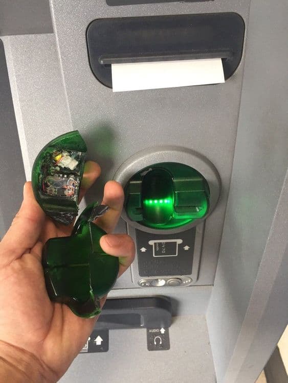 १. स्कीमिंग म्हणजे कार्ड धारकाची माहिती चोरणे. यामध्ये ATM मशिनच्या कार्ड स्लॉट मध्ये एक लहानसं उपकरण बसवलं जातं. या उपकरणाला स्कीमर्स म्हणतात.