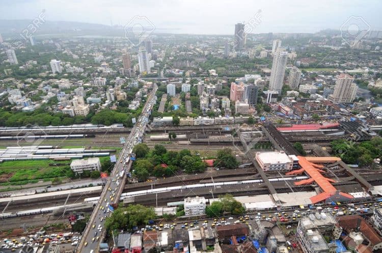 ५. मुंबईच्या सर्वात जुन्या रेल्वे पुलांपैकी एक असलेला दादरचा टिळक पूल.