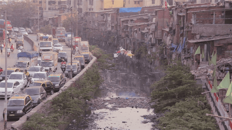 ८. धारावीच्या नाल्यालगत असलेला दादरचा ब्रिज.