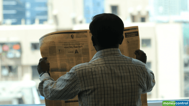 सर्वसामान्य गुंतवणूकदार : उद्या सक्काळी शेअरबाजारात शेअर घ्यायचे ..२१-२२-२३-२४ चार दिवसात रग्गड नफा कमवायचा. "असा चान्स वारंवार येत नाही बरं का "!!