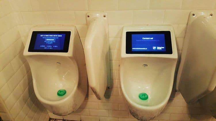 ११. मुतारीत पण टचस्क्रीन