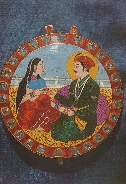 १०. दोन इंच व्यासाचे सोन्यात घडवलेले पदक, यात सरदार आणि त्याची स्त्री यांचे चित्र आहे.