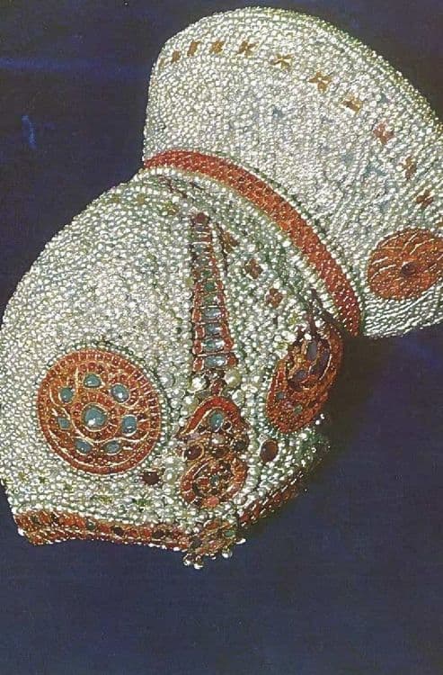 ३. सोन्यात गुंफलेल्या मोत्यांचं टोपरं!