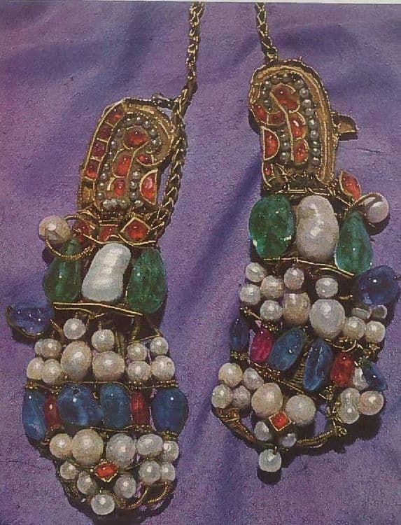 ४. नीलम, पाचू आणि मोत्यांनी जडवलेली केलेली कर्णभूषणे
