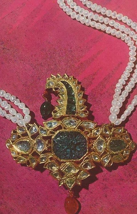 ५. पाचू आणि हिर्यांचा शिरपेच.