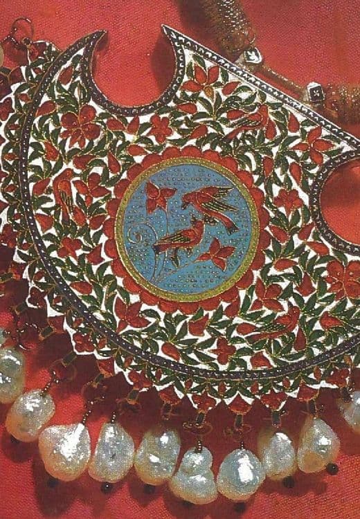 ६. राजस्थानी शैलीचे नवरत्न पेंडंट.