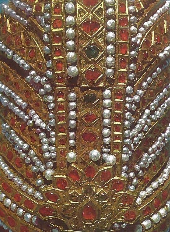 ८. मदुराईच्या राजा थिरुमलाई नाईक याने देवीला अर्पण केलेला मुकुट.