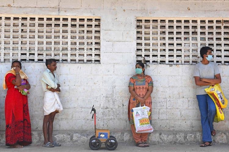 ७. वरतीच म्हटल्याप्रमाणे दारू महत्त्वाची आहे. यासाठी दुकानदार जसे प्रयत्नशील आहेत तसेच ग्राहकही प्रयत्न करत आहेत. तामिळनाडूच्या एका ग्राहकाने तर स्वतःच्या रोबॉटलाच दारू आणायला पाठवलं.