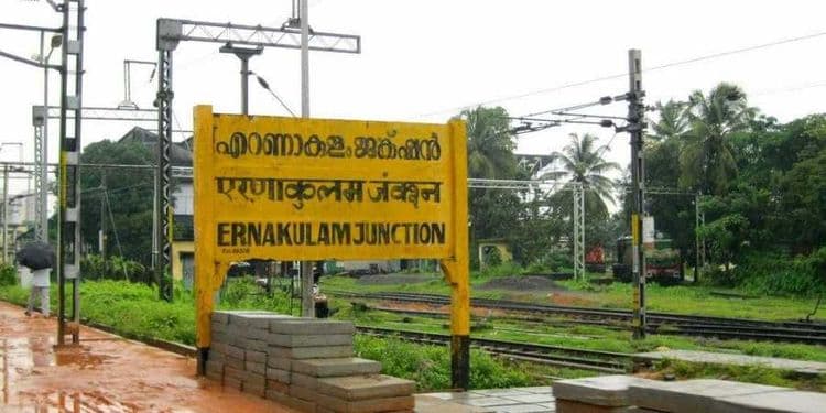 ३. केरळच्या किनाऱ्या लगतचा रेल्वे मार्ग (एर्नाकुलम-कोल्लम-त्रिवेंद्रम)