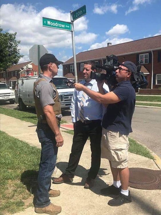 १५. कॅमेरामनने खांब का धरून ठेवलाय?