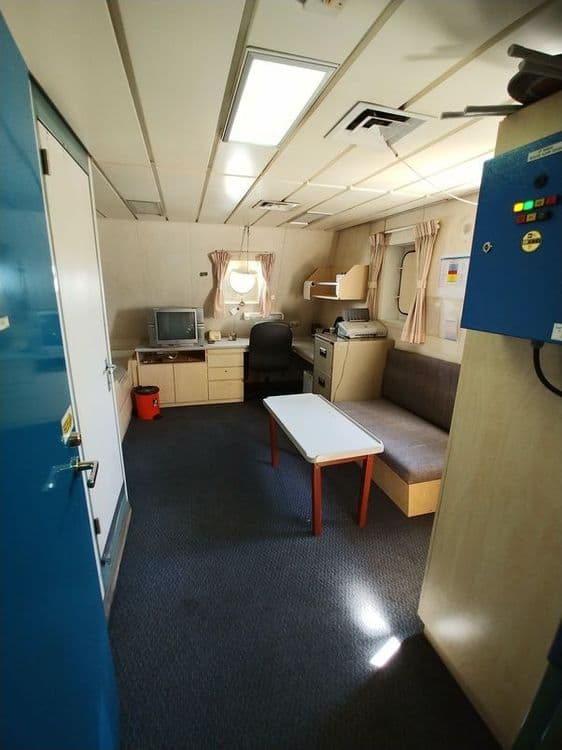 २. सुएझ कॅनॉल क्रू केबिन