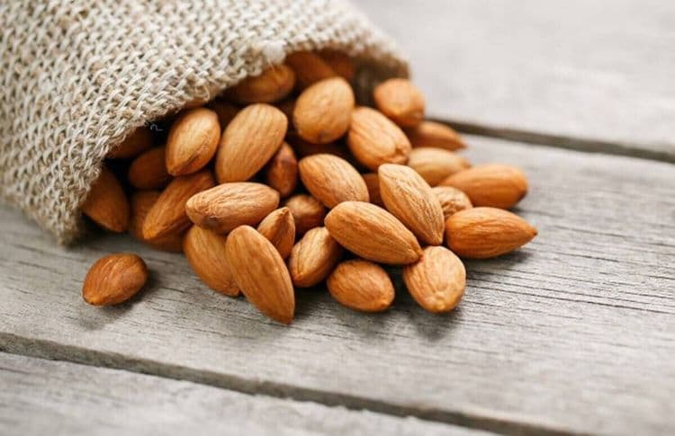 ८) कॅलिफोर्निया – कच्चे बदाम