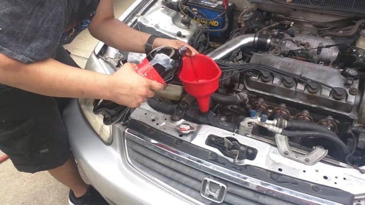 ११. कारच्या बॅटरीची टर्मिनल्स साफ करण्यासाठी त्यावर कोक ओता.