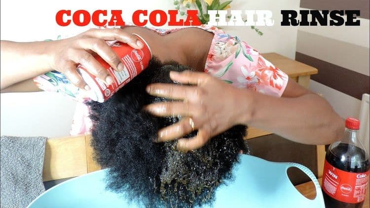 १५. केस कुरळे करण्यासाठी फ्लॅट कोक केसांवर ओता, काही मिनिटे तसेच ठेवून नंतर धुवून टाका.
