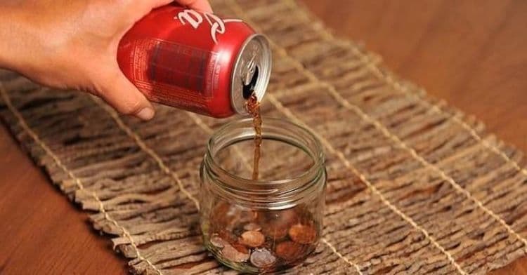 २८. जुनी धातूची नाणी स्वच्छ करण्यासाठी व त्यावरील डाग काढण्यासाठी ती कोका कोलामध्ये बुडवून ठेवा.