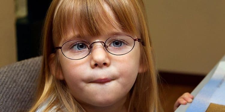 तिरळेपणा कमी करण्यासाठी किंवा घालवण्यासाठी अनेक उपाय आहेत.