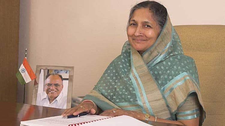 १) सावित्री जिंदाल