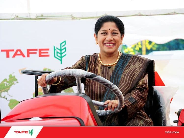 ६) मल्लिका श्रीनिवासन