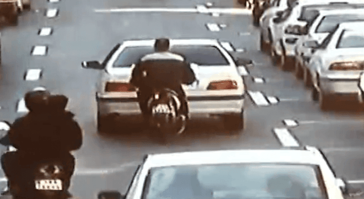 १०) कार नंबर झाकणारा