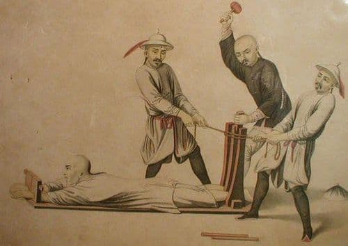 लि सी - याचा त्यानेच त्याच्या राज्यात लागू केलेल्या पाच शिक्षेच्या प्रकारांनी मृत्यू झाला