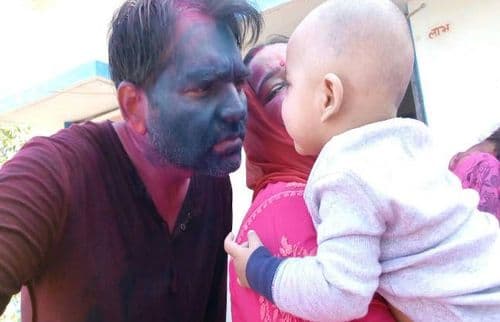 ३. राणा सेंगरला पहिल्या ऑडिशन मध्ये चक्क नाकारण्यात आलं होतं. दुसऱ्याच दिवशी तो पुन्हा ऑडिशन ला गेला पण यावेळी त्याने आपला गेटअप बदलला होता. त्याने सगळ्यांना सांगितलं की काल जो आलेला त्याचा मी भाऊ आहे. या दुसऱ्या खेपेला त्याचं सिलेक्शन झालं.